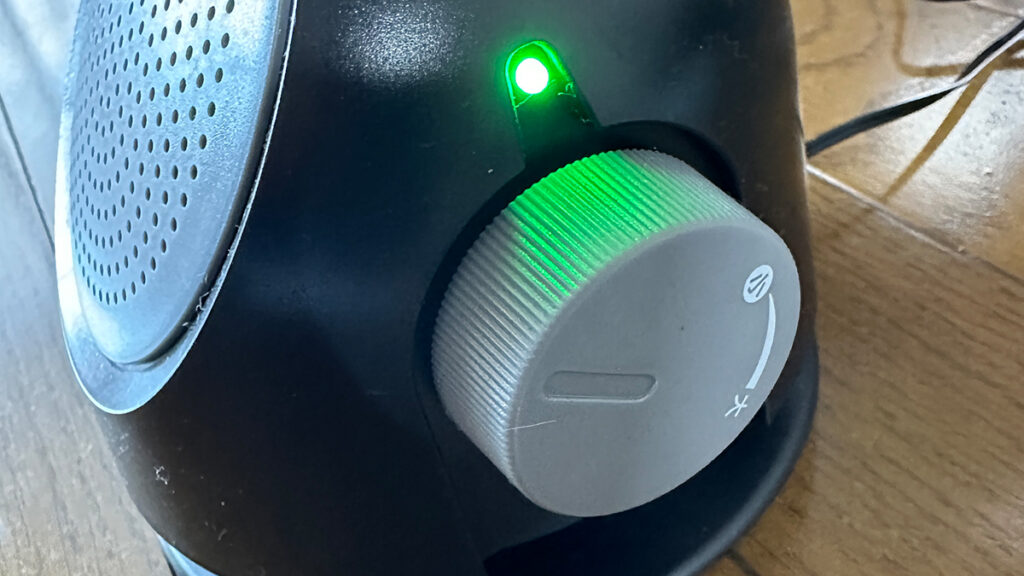 ダイヤルを回すだけのシンプル仕様。手元で聞こえるテレビスピーカー。