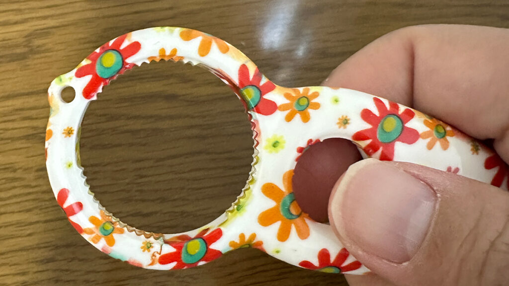 ペットボトルのキャップを簡単に開けられる便利グッズ